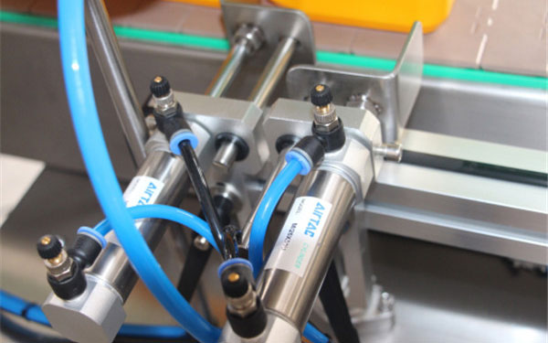 Automatic 4 Wheels Bottle Capping Machine Details