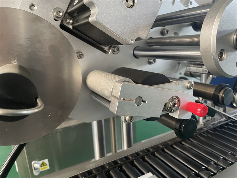 Pull label mechanism